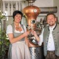 GILGENBERG. 4x2 Freikarten für das „Schnops-Fest“ der Hofdestillerie Dicker, 29. Mai
