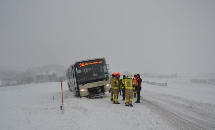 Zwischen Taiskirchen und Ried kam ein Postbus von der Straße ab. Fotos: FF Ried