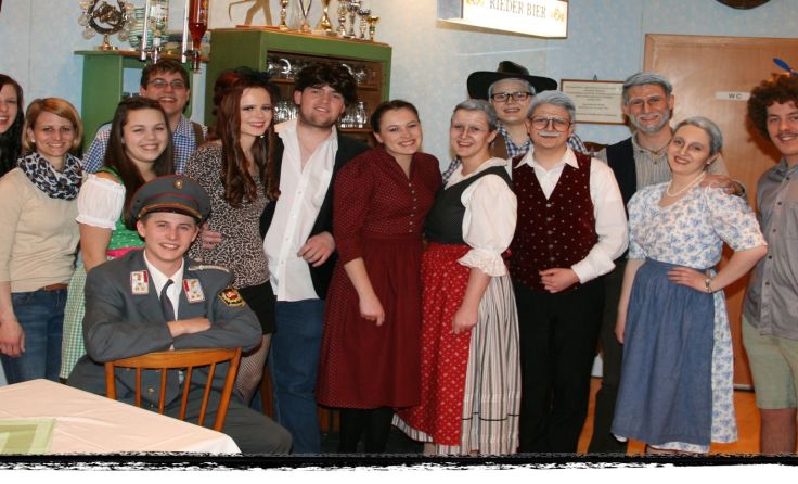 Die Theatergruppe der LJ St. Marienkirchen gibt das Lustspiel „Oil of Olaf“ zum Besten.