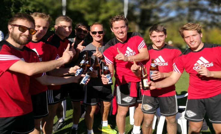 Die Mannschaft stößt auf den ersten Platz im Herbst an.