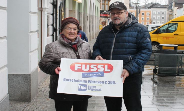 Tips-Redakteur Walter Horn überreichte den Fussl-Gutschein an Anna Kassik.