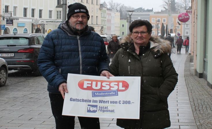 Tips-Glücksengerl Walter Horn mit Gewinnerin Irmgard Reischauer aus Eberschwang