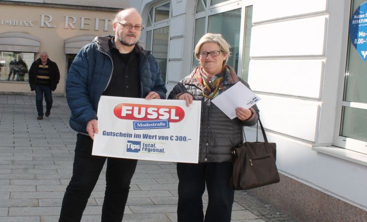 Tips-Redakteur Walter Horn übergab den Fussl-Gutschein an Johanna Weiretmair.