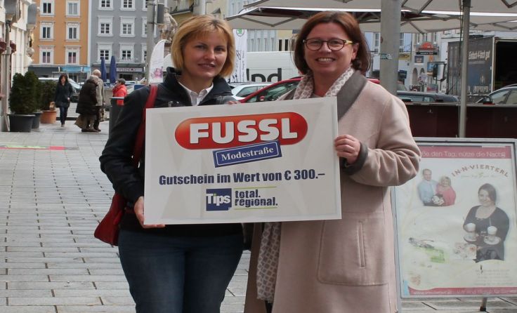 Tips Redakteurin Rosina Pixner (r.) mit Gewinnerin Martina Hattinger aus Pramet