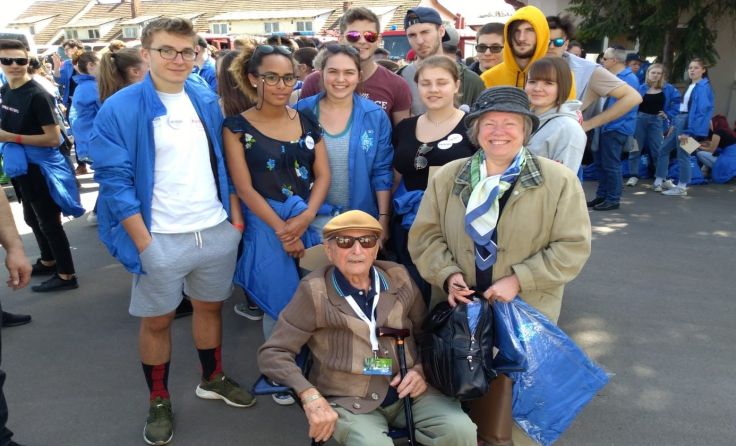 Die Schüler mit dem Salzburger Marco Feingold, der vier KZ überlebt hat