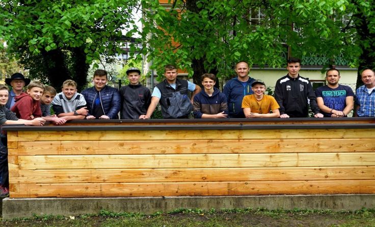 Die Schüler sind stolz auf das selbst erbaute Hochbeet.