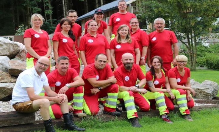 Neun Hundeführer legten die Rettungshundeprüfung erfolgreich ab.