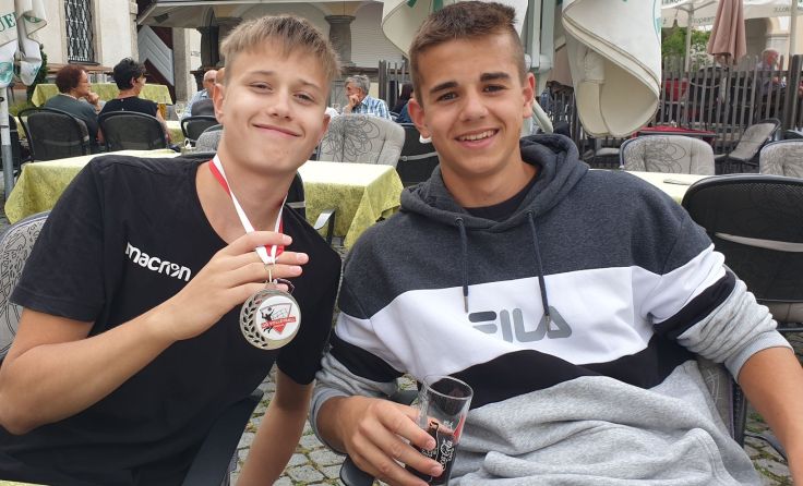 Timo Zwicklhuber mit Tristan Kitzmüller (Foto: kremstalVolley)