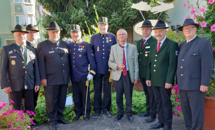 Ehrengäste vor dem neuen Friedenssymbol (Foto. OÖKB)