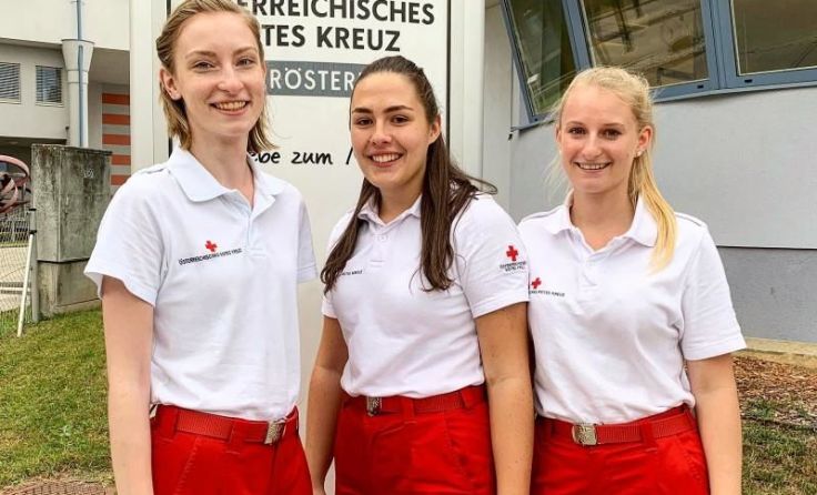 Julia, Isabella und Anna sind derzeit beim Roten Kreuz im Einsatz. (Foto: Johannes Pressl)