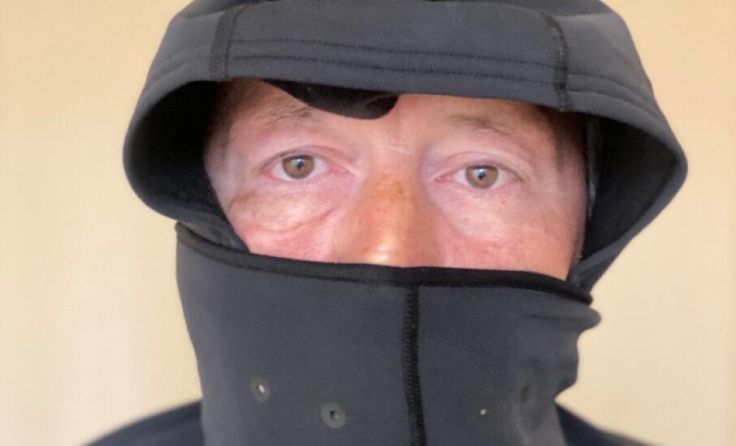 Der Täter maskierte sich mit Kapuze und hochgezogenem Kragen. (Foto: LPD NÖ)