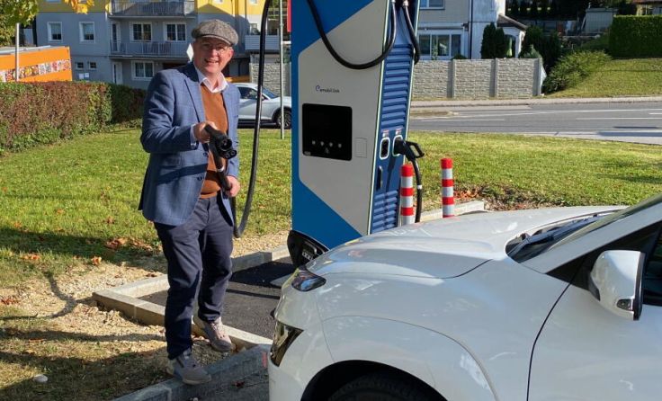 Das Stadt-E-Car tankt umweltfreundlich. (Foto: Stadtamt Bad Hall)