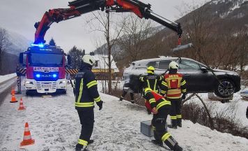FF Bad Ischl bei zwei Fahrzeugbergungen gefordert
