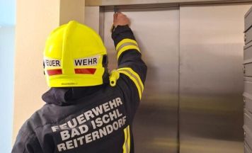 Feuerwehr befreite Eingeschlossene aus Aufzug