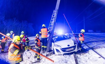 Autounfall in Alkoven legt Linzer Lokalbahn lahm