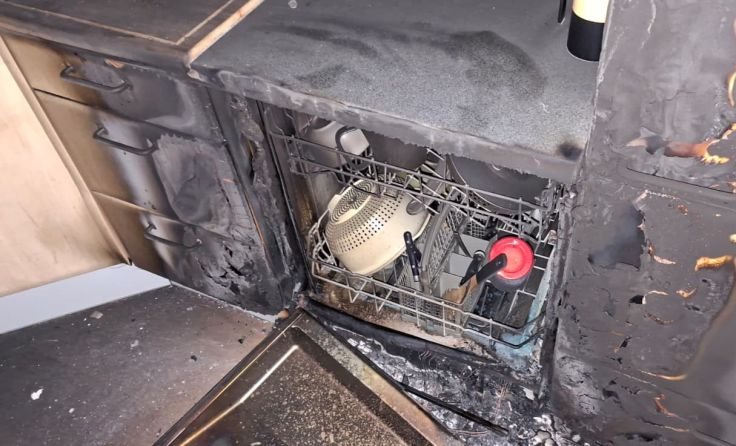 Der ausgebrannte Geschirrspüler (Foto: Feuerwehr Oepping)
