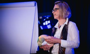 Radka Eder: Bessere Kommunikation unterstützt Menschen mit Demenz