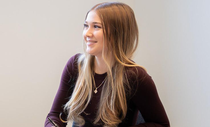 Lara absolviert seit September 2025 bei HENNLICH eine Lehre zur Bürokauffrau. (Foto: HENNLICH)