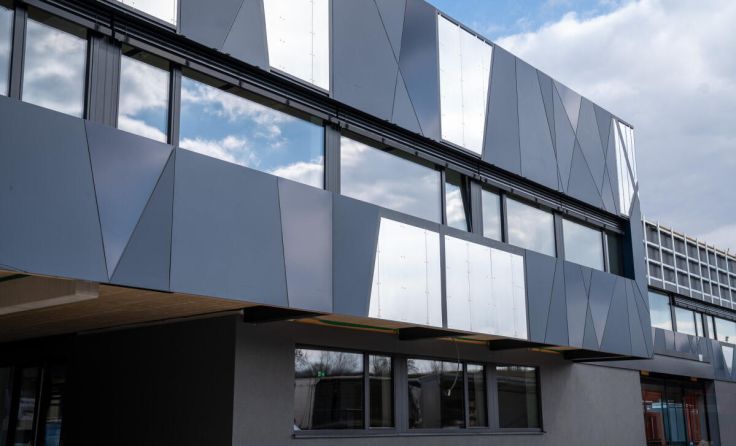 Die Arbeiten an der Fassade am Standort Haag stehen kurz vor dem Abschluss. (Foto: MKW)