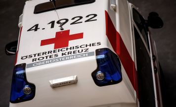 Radfahrerin (66) nach Zusammenprall mit Auto in Tiefgraben ins Krankenhaus gebracht