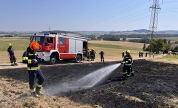 Funkenflug löste zwei Feuerwehreinsätze in Neuhofen aus