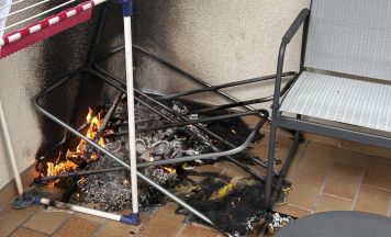 Kleinbrand am Balkon eines Mehrparteienhauses in Ried im Traunkreis
