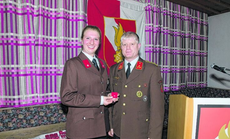 Regina Koller mit Kommandant Reinhard Voithofer Foto: FF Meggenhofen/Fuchs