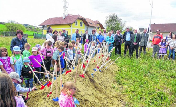 Den Spatenstich durften die Kindergartenkinder durchführen