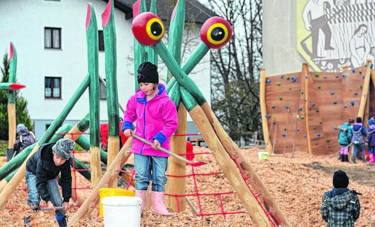 Die Volksschulkinder halfen fleißig bei der Fertigstellung der Spielplätze mit.