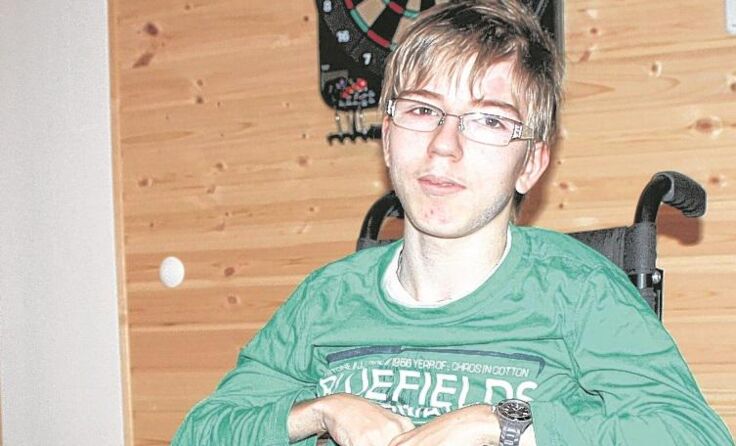 Alexander ist bereits sein ganzes Leben lang auf den Rollstuhl angewiesen 