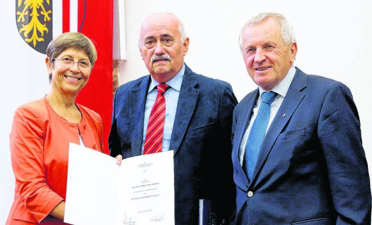 Dr. Eckhard Oberklammer beim Festakt mit Gertraud Jahn und Franz Hiesl.