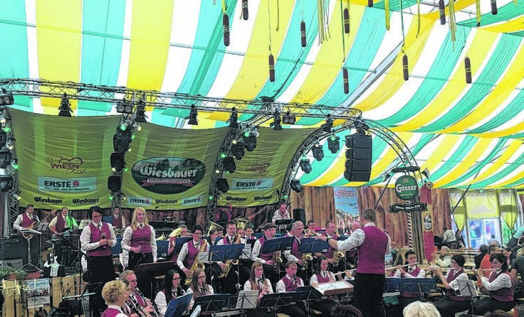 Die Naarner Musiker zeigten sich im großen Festzelt von ihrer besten Seite. Foto; MV Naarn 