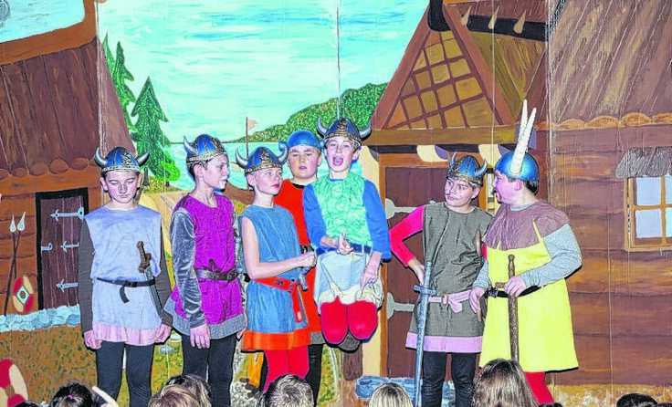 Die Naarner NMS-Schüler ernteten bei der Premiere reichlich Applaus. Foto: Kreuzer 