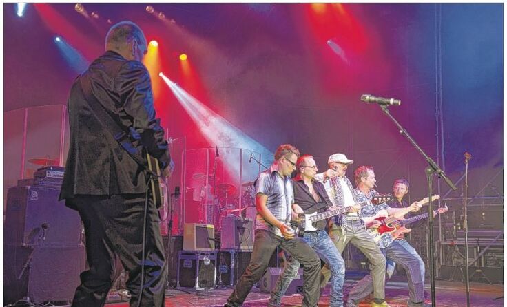 Kurt Ostbahn bekommt beim Clam-Auftritt Unterstützung von Spitzenmusikern. Foto: Lukas Beck