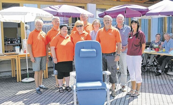 Bruno Schatz (3. v. r.) und sein Team bei der Spendenübergabe in St. Georgen