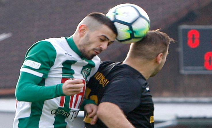 Schwertbergs Mahmut Acuma im Luftduell mit Saxen-Legionär Michal Sedlacek Foto: Berles 