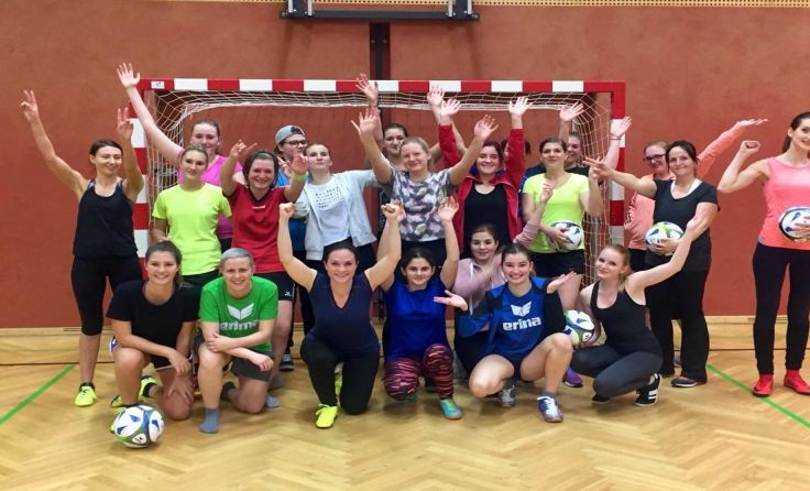Zahlreiche Sportlerinnen aus der Region zeigten bei den ersten Trainingseinheiten ihr Können. 