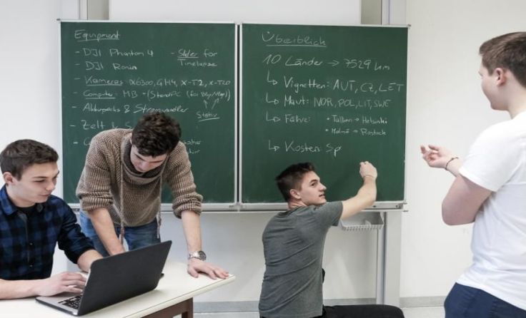 Die Unterrichtspausen werden derzeit intensiv für Reisevorbereitungen genützt. 