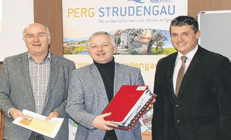 Anton Aichinger, Nikolaus Prinz, Manfred Hinterdorfer mit der prallgefüllten Projektmappe. 