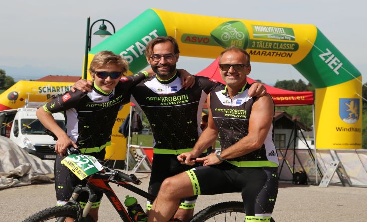 „Teamchef“ Manfred Kroboth (r.) mit Sohn Moritz und Jean Oliver Granger. 