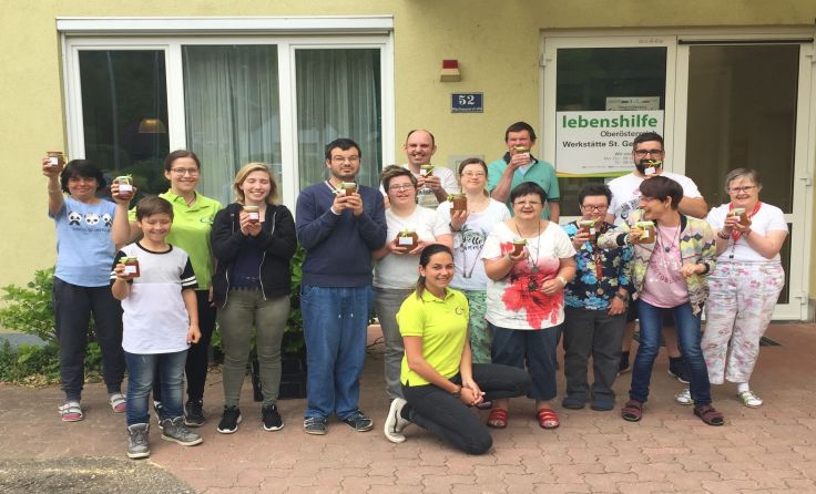 Gemeinsam wurde Anfang Mai frisches Obst zu süßen Köstlichkeiten verarbeitet. 