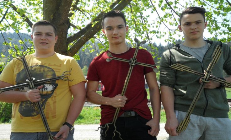 Stolz präsentieren die Greiner Poly-Schüler ihre Kunstwerke. Foto: PTS Grein 