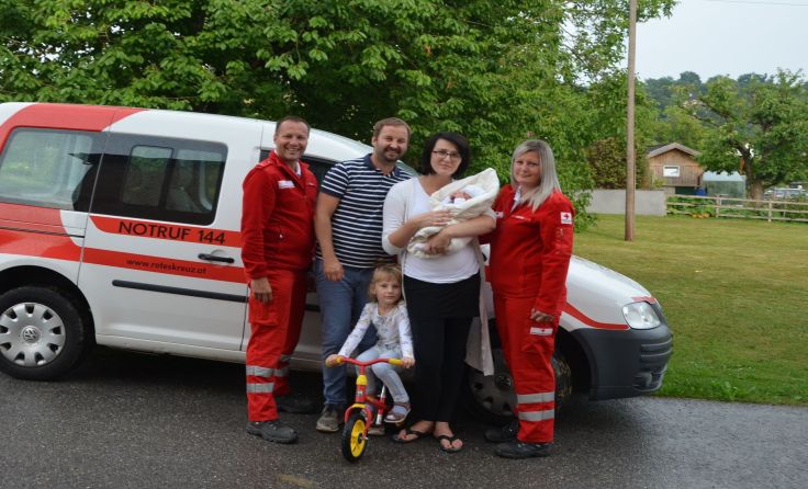 v. l.: Wolfgang Eibl, Familie Maringer, Melanie Rimser Foto: Rotes Kreuz - Bezirksstelle Perg