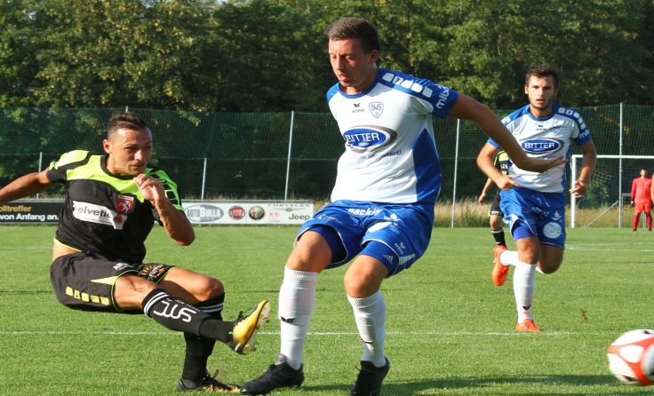 Die Union Perg (li. Cem Aygün) setzte sich beim Cup-Auftakt in Sierning durch. Foto: piedie 