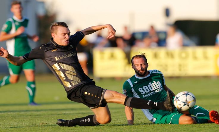 Naarn (l. Manuel Bauernberger) startete mit einem 1:1 in die neue Saison. Foto: Berles 