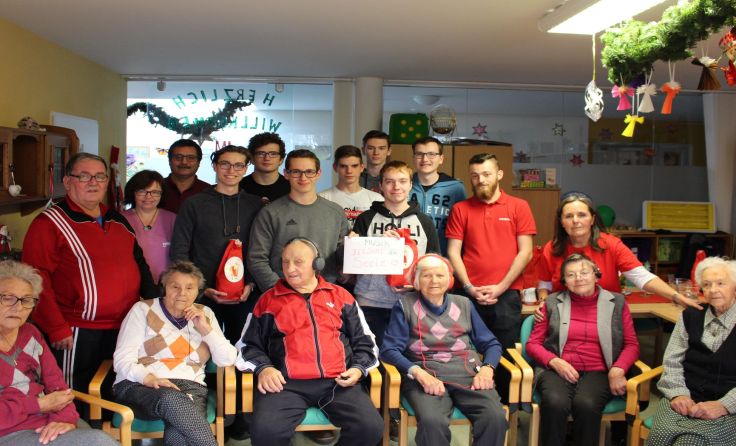 Perger HTL-Schüler beim Besuch im Tageszentrum Schwertberg. Foto: W. Mayrhofer 