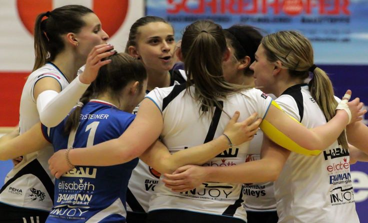 Jubeltraube nach der großartigen Volleyball-Show. Foto: Peter Maurer 