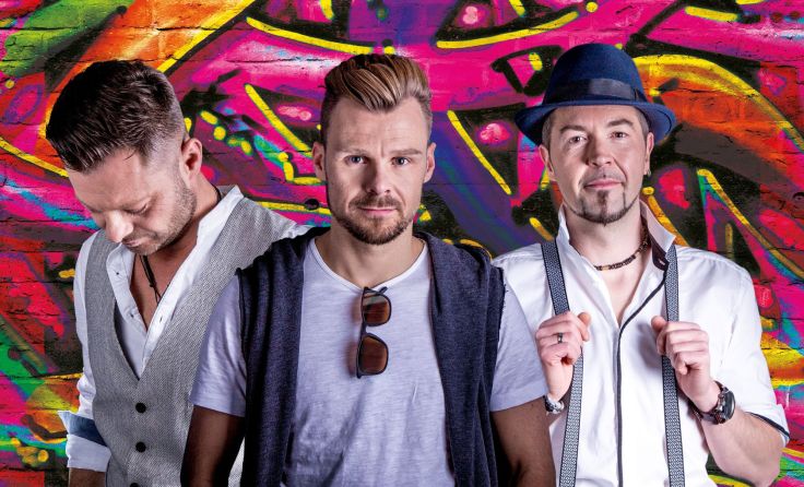 Das Trio „Zwirn“ sorgt am Samstag im Festzelt für beste Stimmung. Foto: Auzinger 