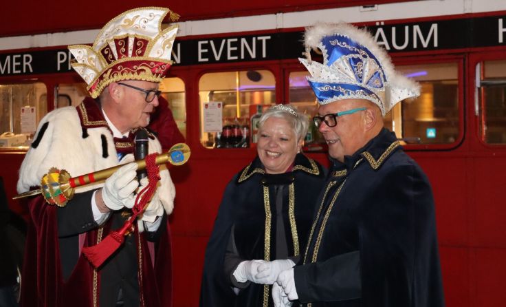 Gildepräsident Alfred Brandner mit dem neuen Perger Prinzenpaar. Foto: Hochgatterer 