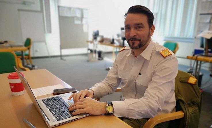 Bezirksfeuerwehrkommandant Eduard Paireder hat derzeit alle Hände voll zu tun. Foto: BFK Perg 